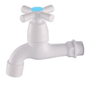 Canilla plástica blanca de pared